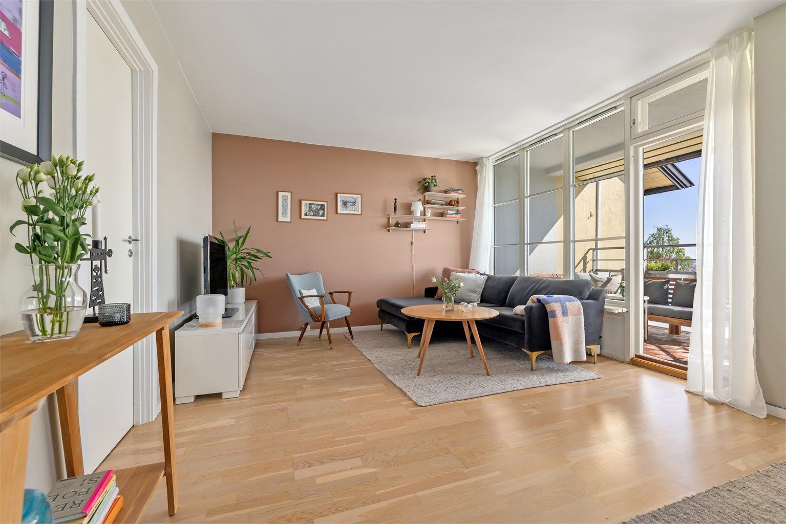 Stuen har en god planløsning som gjør den enkel å innrede.