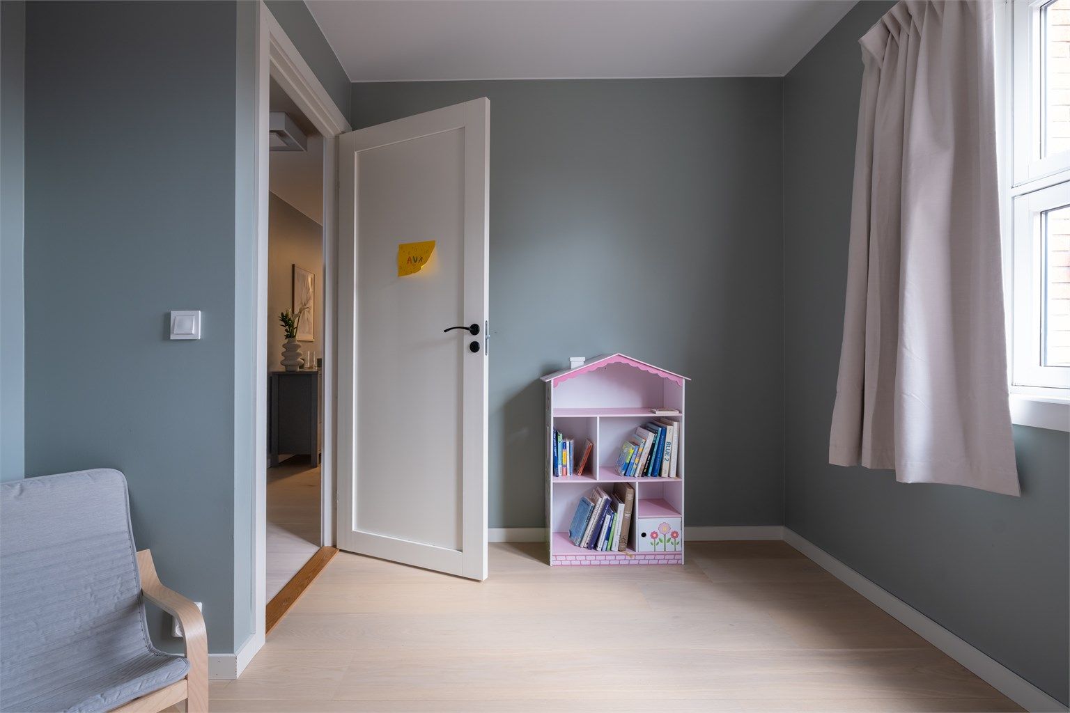 I liket med de andre soverommene er det store vindusflater som slipper inn godt med lys.