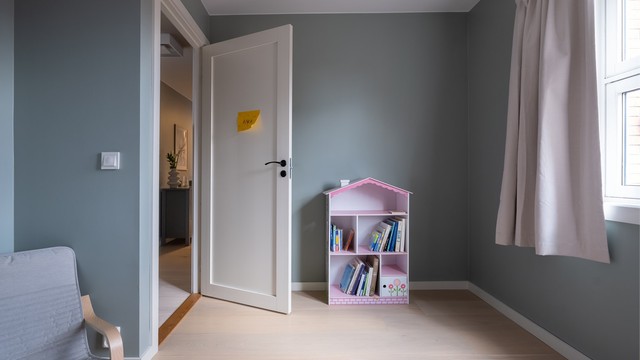 I liket med de andre soverommene er det store vindusflater som slipper inn godt med lys.