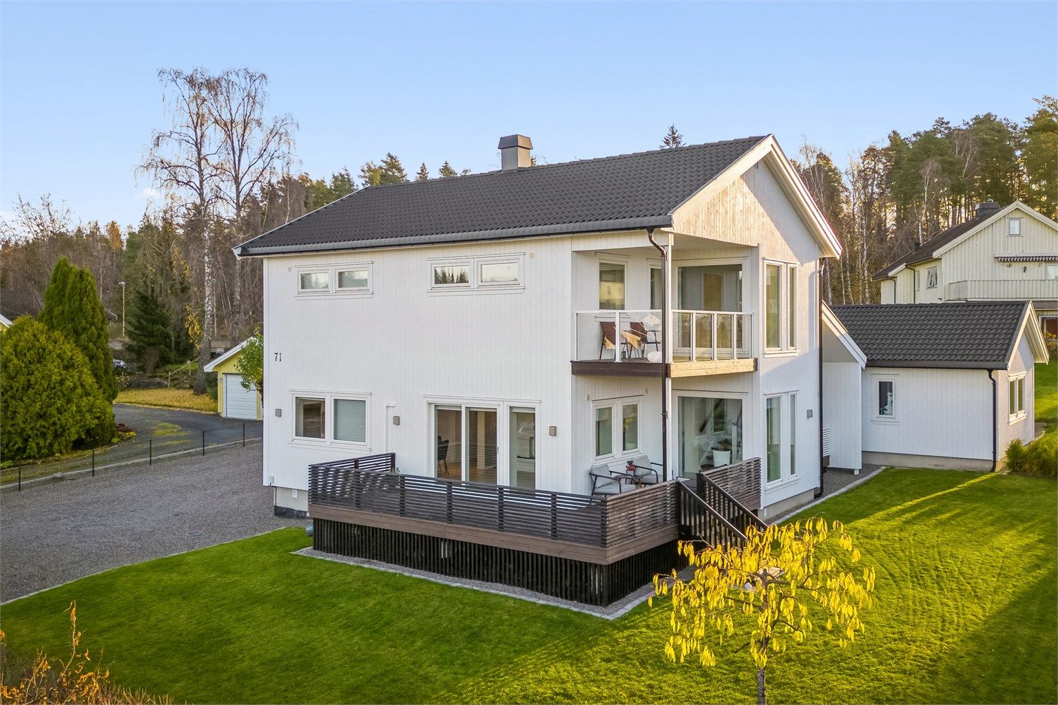 Velkommen til Hakabekkvegen 71! Meget innbydende og innholdsrik eiendom som de senere årene har boligen blitt utvidet i form av et tilbygg, samt påbygg av en ekstra etasje.