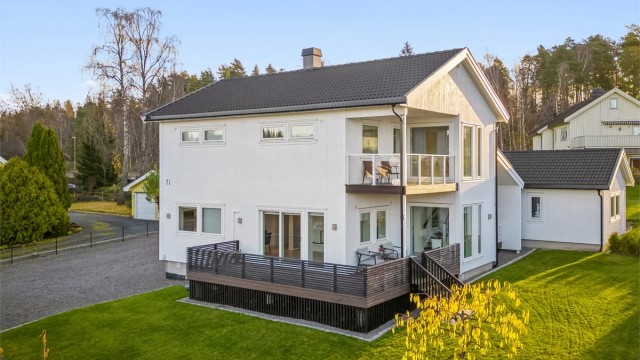 Velkommen til Hakabekkvegen 71! Meget innbydende og innholdsrik eiendom som de senere årene har boligen blitt utvidet i form av et tilbygg, samt påbygg av en ekstra etasje.