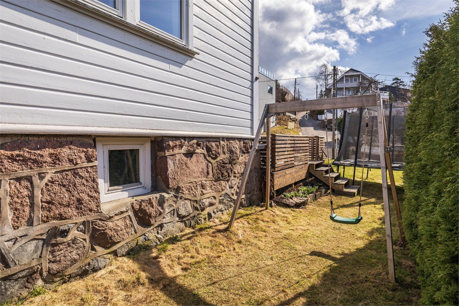 I hagen er det plass til både trampoline og huskestativ 
