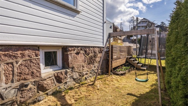 I hagen er det plass til både trampoline og huskestativ