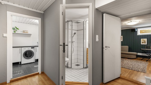 Fra gangen i kjelleren har du tilgang til vaskerommet, badet, boden og rom benyttet som kjellerstue.