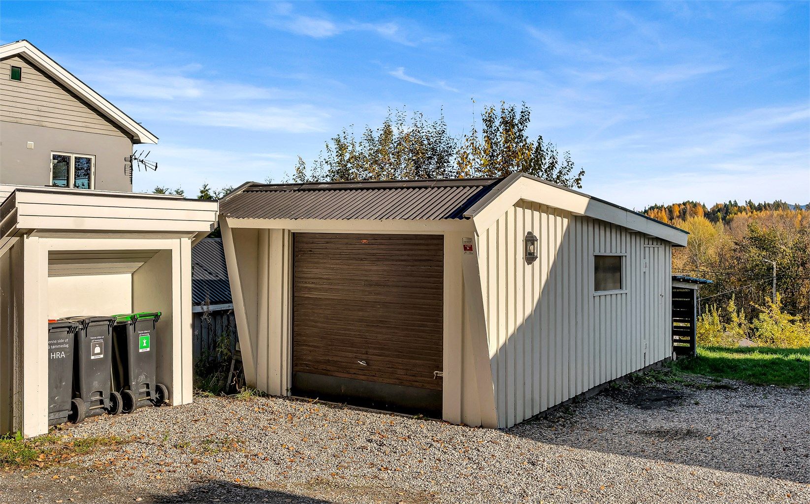 Man har også godt med parkeringsmuligheter på eiendommen. Garasje, samt biloppstillingsplasser. Garasje er ikke byggemeldt. 