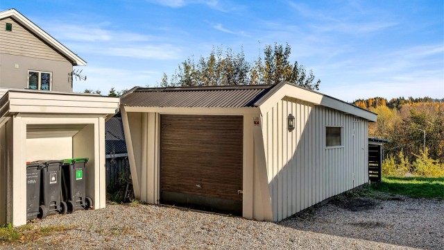 Man har også godt med parkeringsmuligheter på eiendommen. Garasje, samt biloppstillingsplasser. Garasje er ikke byggemeldt.