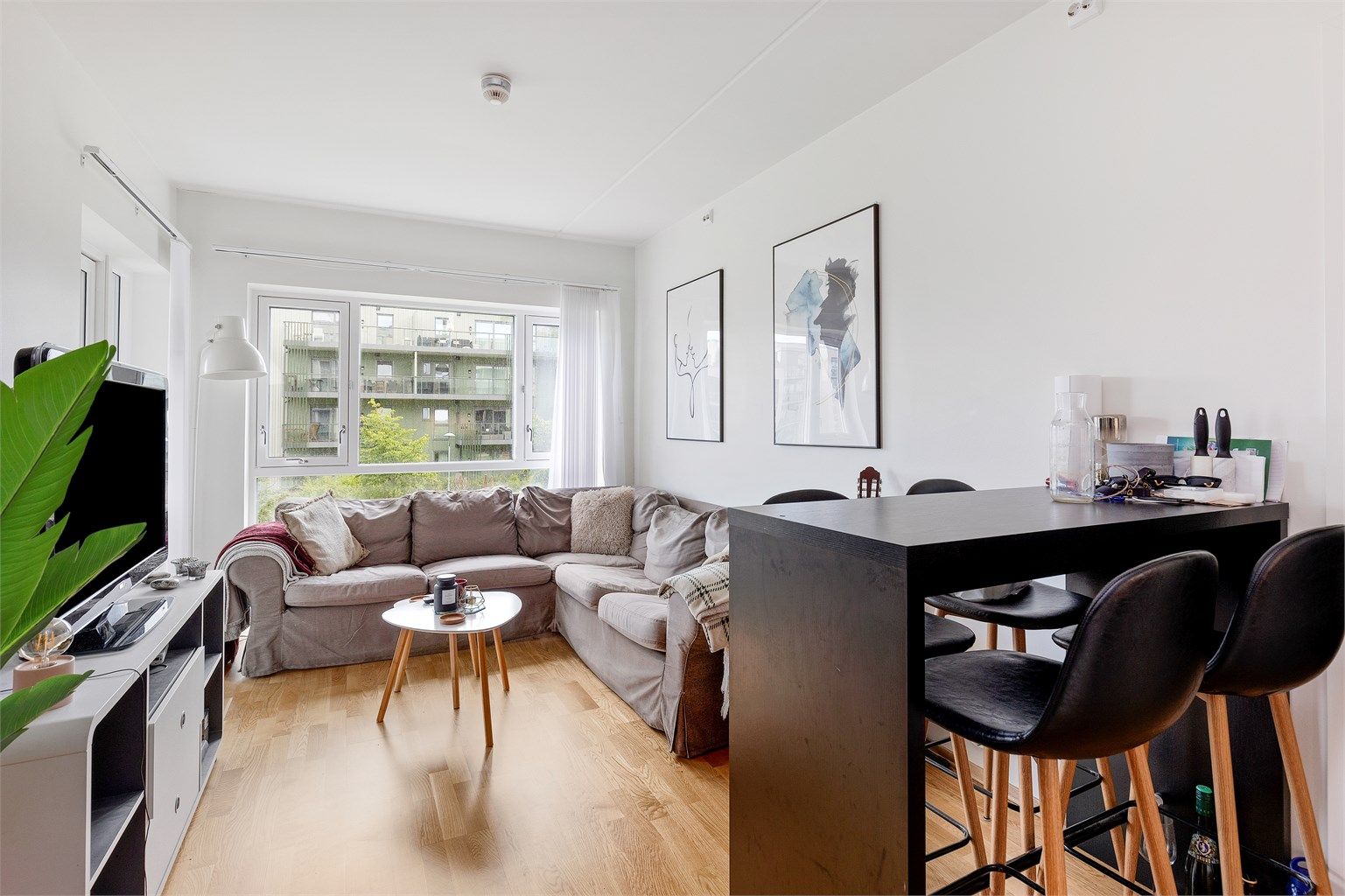 Velkommen til Øvre Granåslia 21 - en innbydende 3-romsleilighet beliggende i rolige og sentrale omgivelse på Strinda Hageby! 