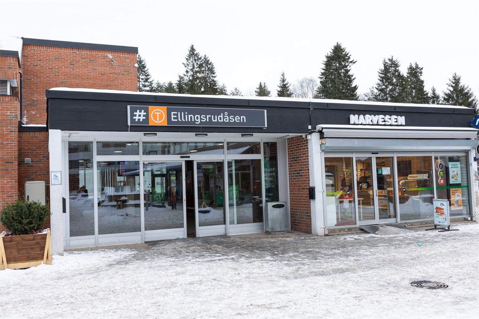Ellingsrudåsen t-banestopp med linje 2 som enkelt tar deg til Oslo sentrum på kort tid. 