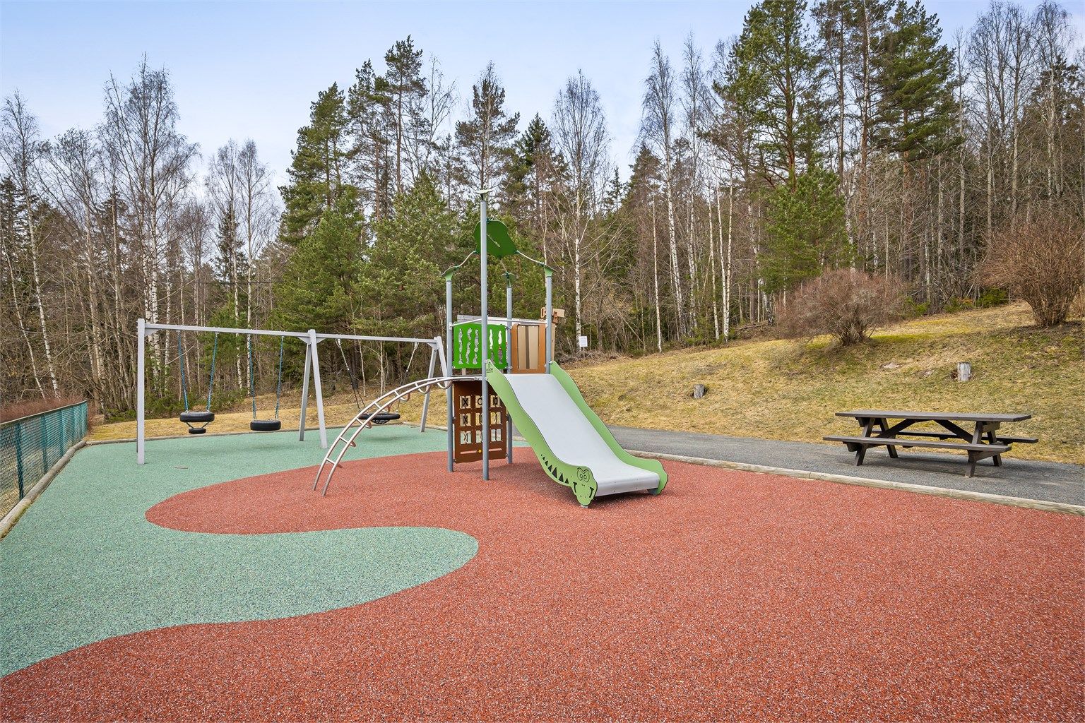 Borettslaget har velholdte fellesarealer med blant annet lekeplass for de minste.