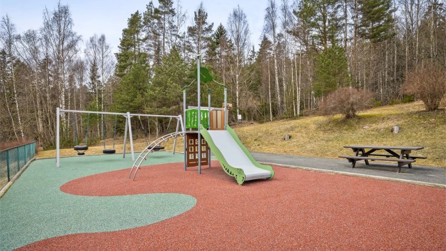 Borettslaget har velholdte fellesarealer med blant annet lekeplass for de minste.