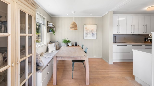 Spisestuen er et naturlig samlingspunkt med god plass til langbord.