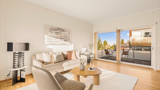 Planløsningen er god og effektiv, og de store vindusflatene i stuen og kjøkkenet sørger for en god romfølelse. Fra stuen har du også utgang til balkong både mot nordvest og sørøst. Begge har fin utsikt over nærområdet og gode solforhold.