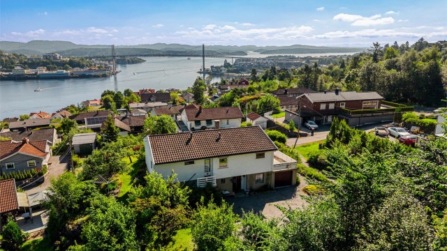 Boligen på nesten 150 kvm. inkl. garasje ligger på en høyde med naturen som nabo bak huset og fantastisk utsikt utover sjøen.