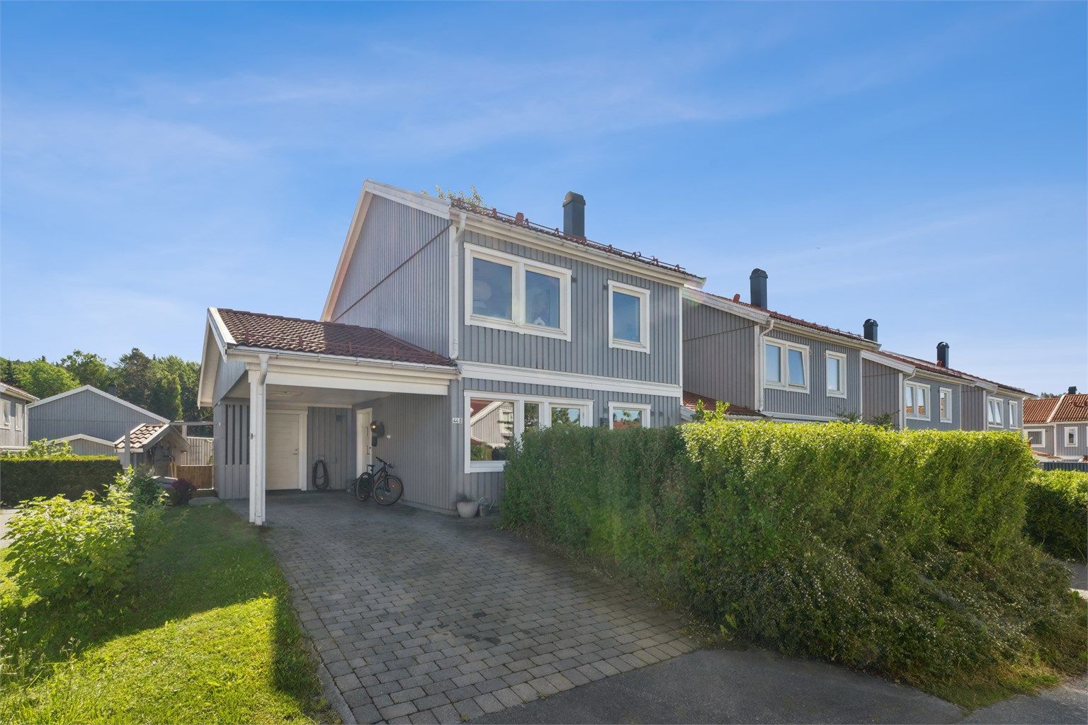 Carport med parkering rett utenfor inngangen gir en komfortabel hverdag.