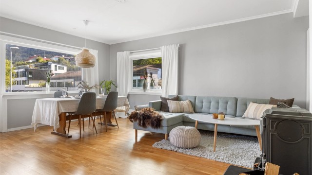 Lys og romslig hjørneleilighet med gode vindusflater som tilfører leiligheten mye naturlig lys