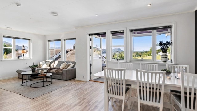 Velkommen til Korsveggarden 13 - En tiltalende enebolig i kjede, som går over to plan. Presentert av Krogsveen v/eiendomsmegler Robert T. Iversen