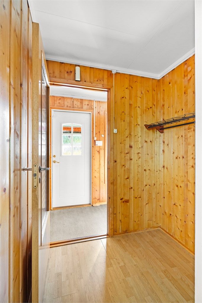 Fra vindfanget kommer du inn i en entré som fordeler tilgang til resten av boligen.