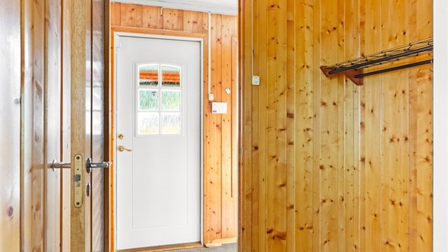 Fra vindfanget kommer du inn i en entré som fordeler tilgang til resten av boligen.