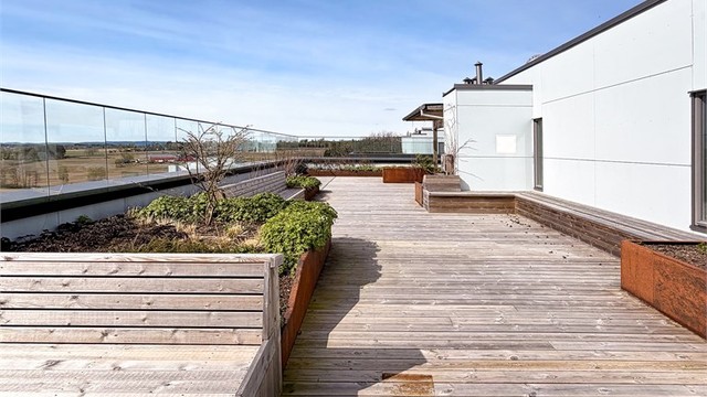 Takterrassen strekker seg rundt bygget og har flere fine samlingspunkter
