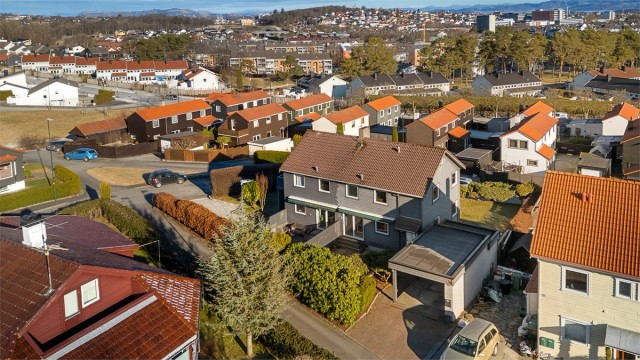 Det er parkering i carport, samt plass til ekstra bil i bakkant.