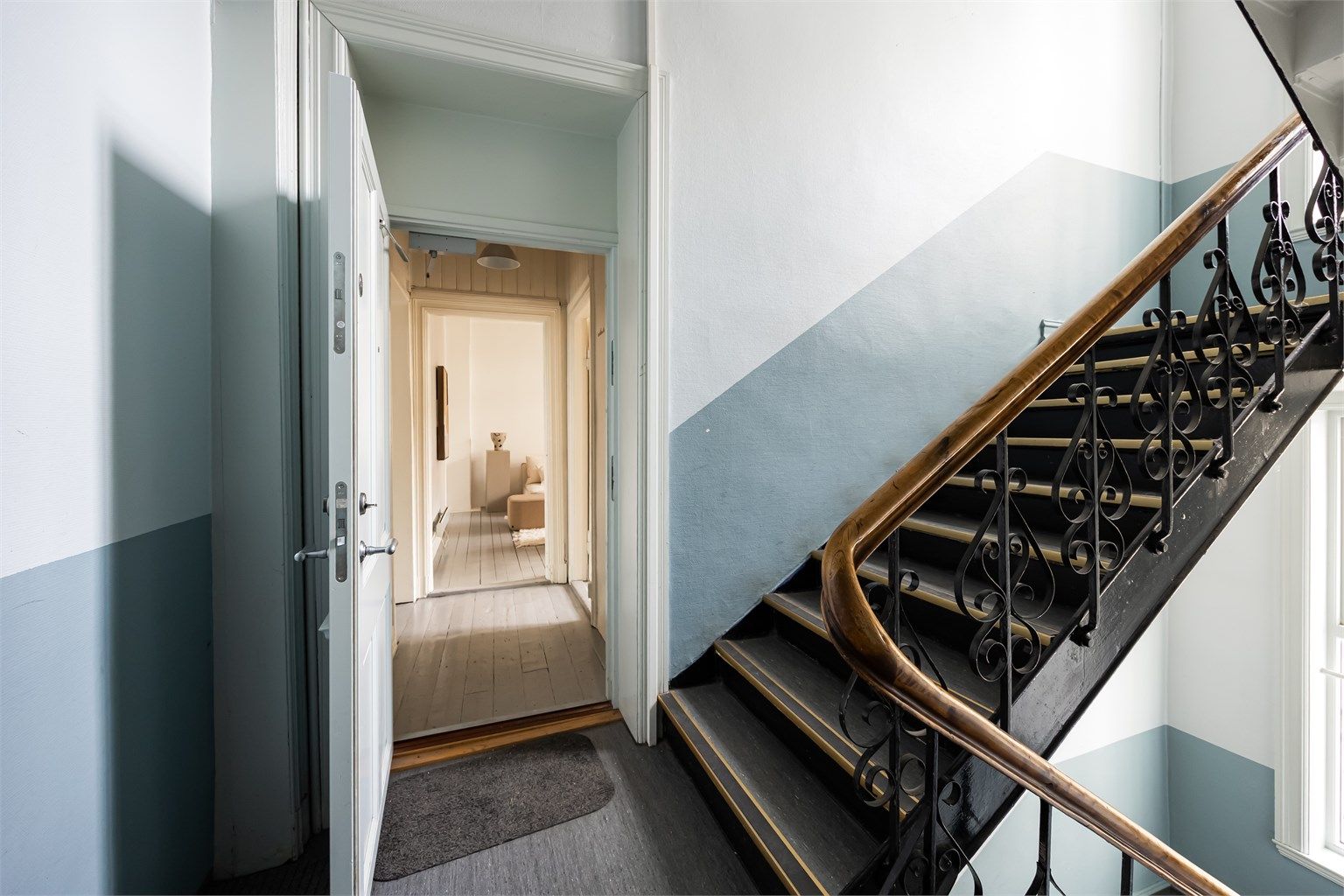 Du kommer inn i en lys og innbydende entré som fungerer som et bindeledd mellom leilighetens rom. Adkomst til leiligheten via felles trappeoppgang med callinganlegg.