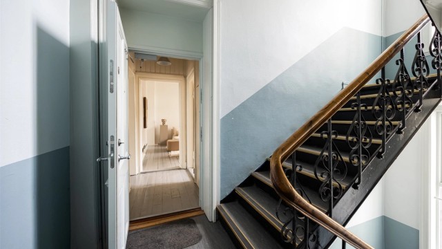 Du kommer inn i en lys og innbydende entré som fungerer som et bindeledd mellom leilighetens rom. Adkomst til leiligheten via felles trappeoppgang med callinganlegg.
