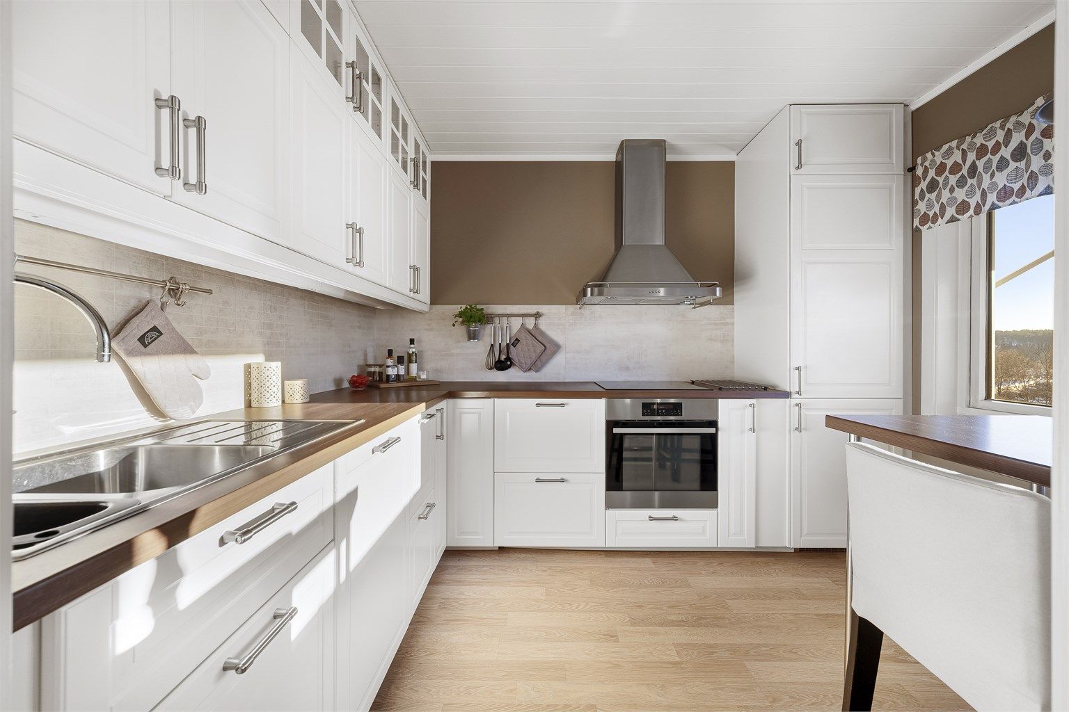 Svært godt med både skap- og benkeplass.