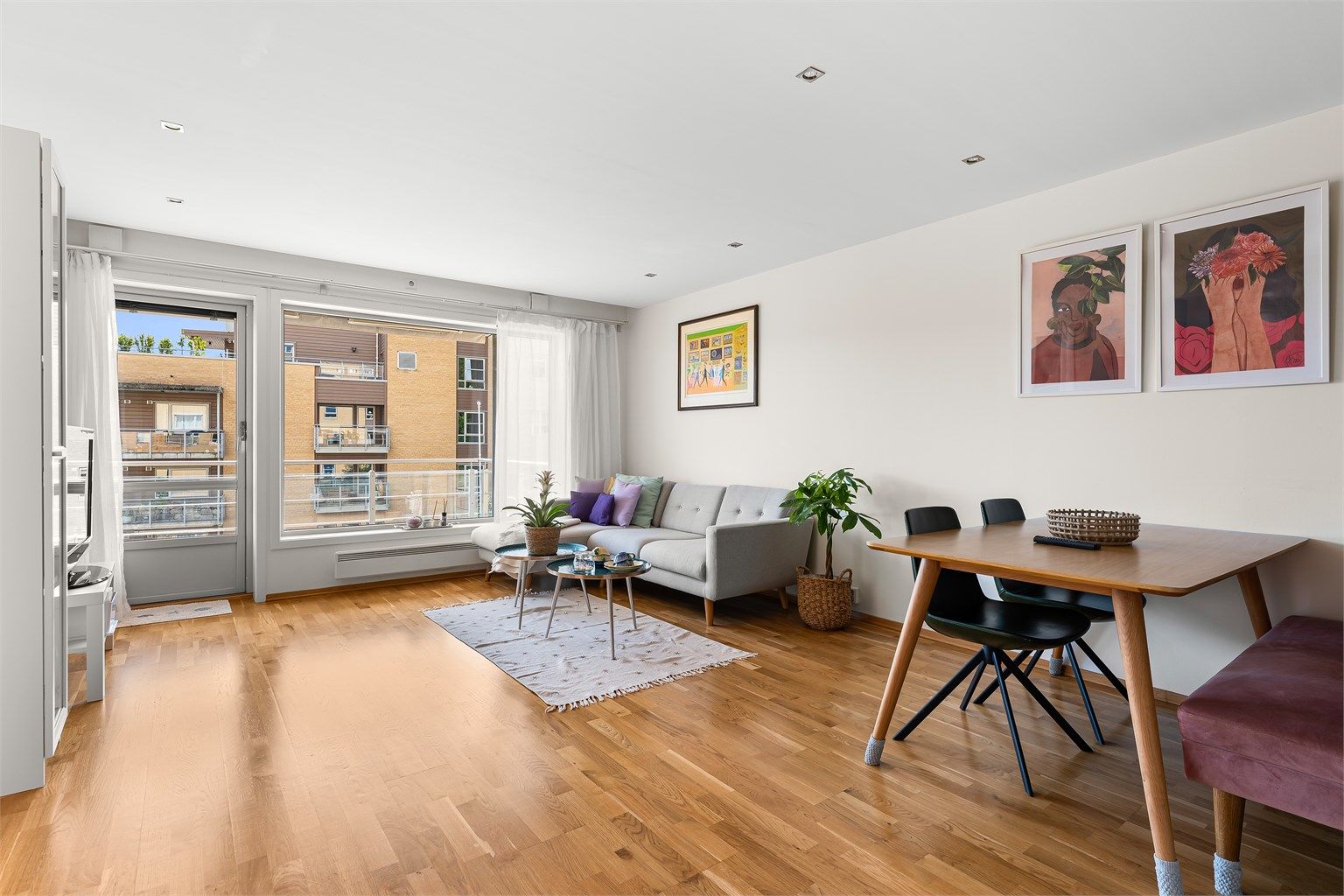 Lys og funksjonell stue med åpen løsning mot kjøkkenet, som gir en romslig og sosial planløsning.