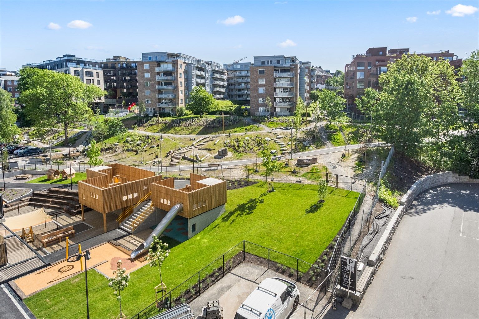 Nabolaget byr på flere lekeplasser og rekreasjonsområder, ideelt for barnefamilier.