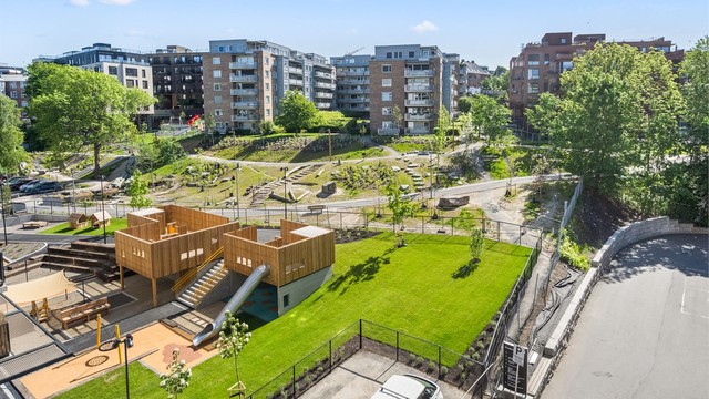 Nabolaget byr på flere lekeplasser og rekreasjonsområder, ideelt for barnefamilier.