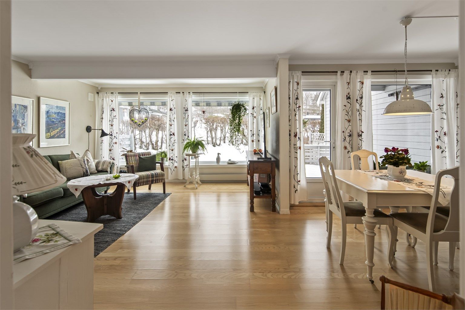 Stuen har store vindusflater som gir rommet godt naturlig dagslys