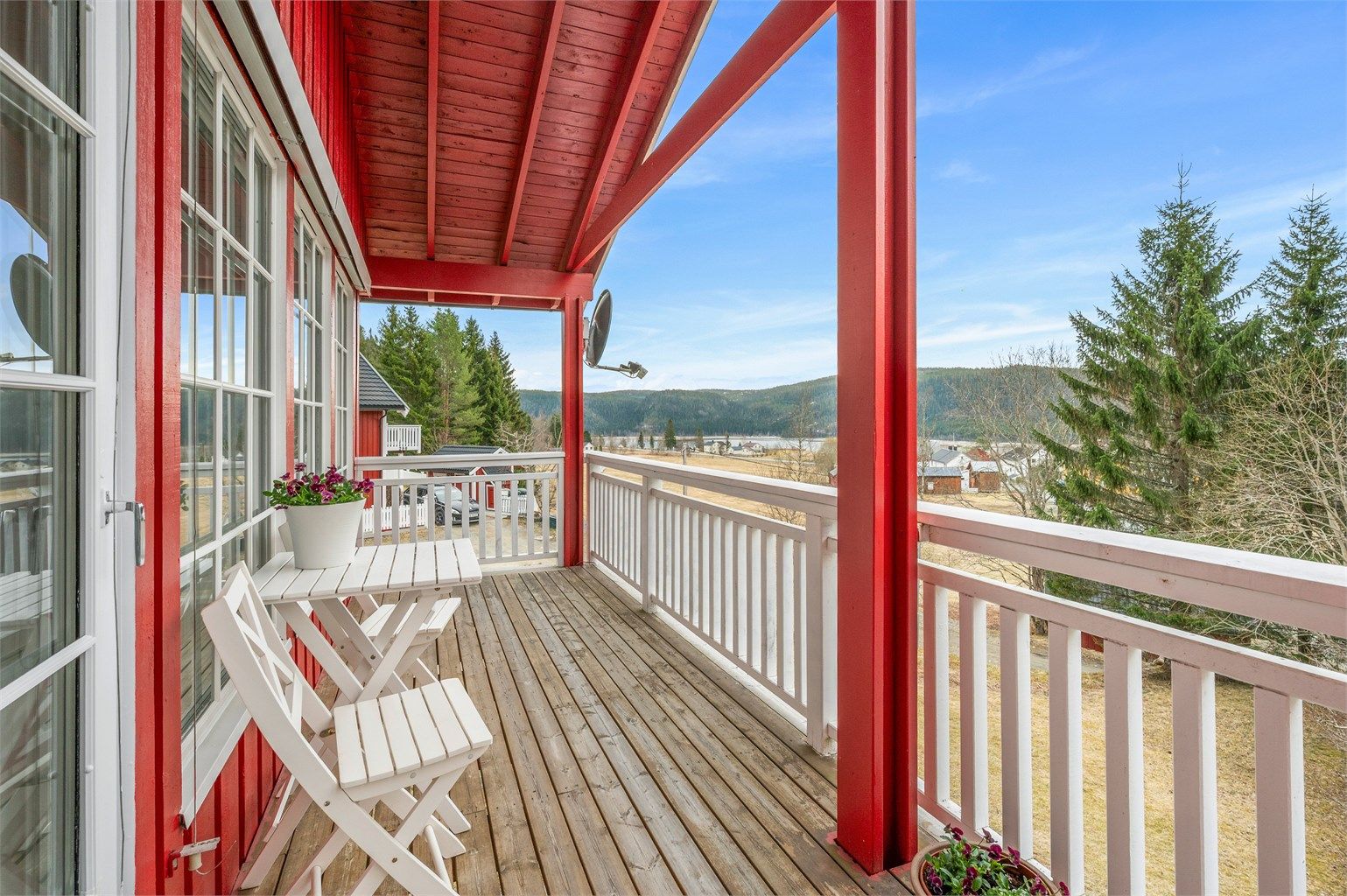 Overbygget veranda med plass til sittegruppe – et fint sted å nyte rolige morgener, lange sommerkvelder og utsikten mot nærområdet.