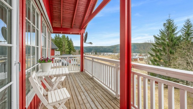 Overbygget veranda med plass til sittegruppe – et fint sted å nyte rolige morgener, lange sommerkvelder og utsikten mot nærområdet.