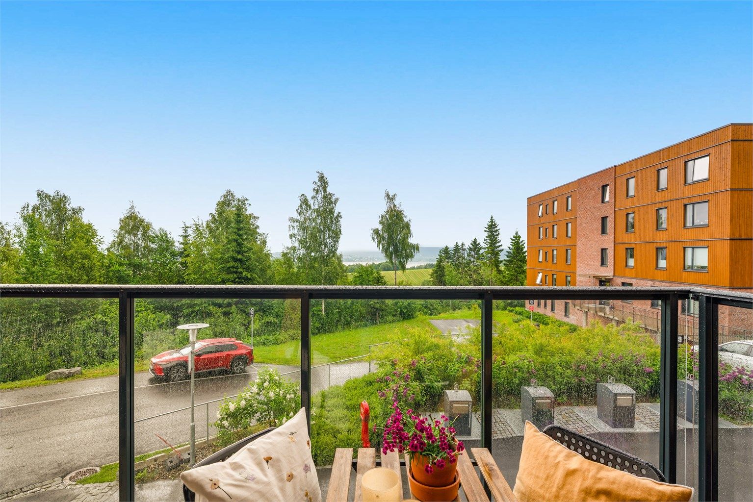 Eiendommen ligger med kort vei til Marikollen idrettspark og fine turområder.