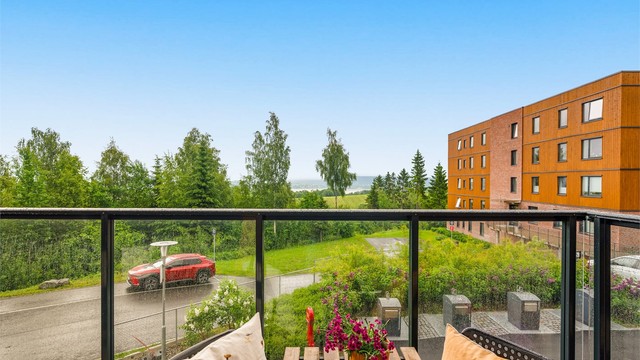 Eiendommen ligger med kort vei til Marikollen idrettspark og fine turområder.