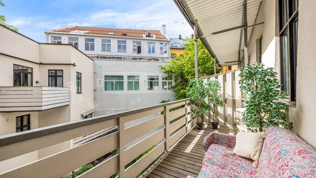Balkongen vender ut mot hyggelig bakgård.