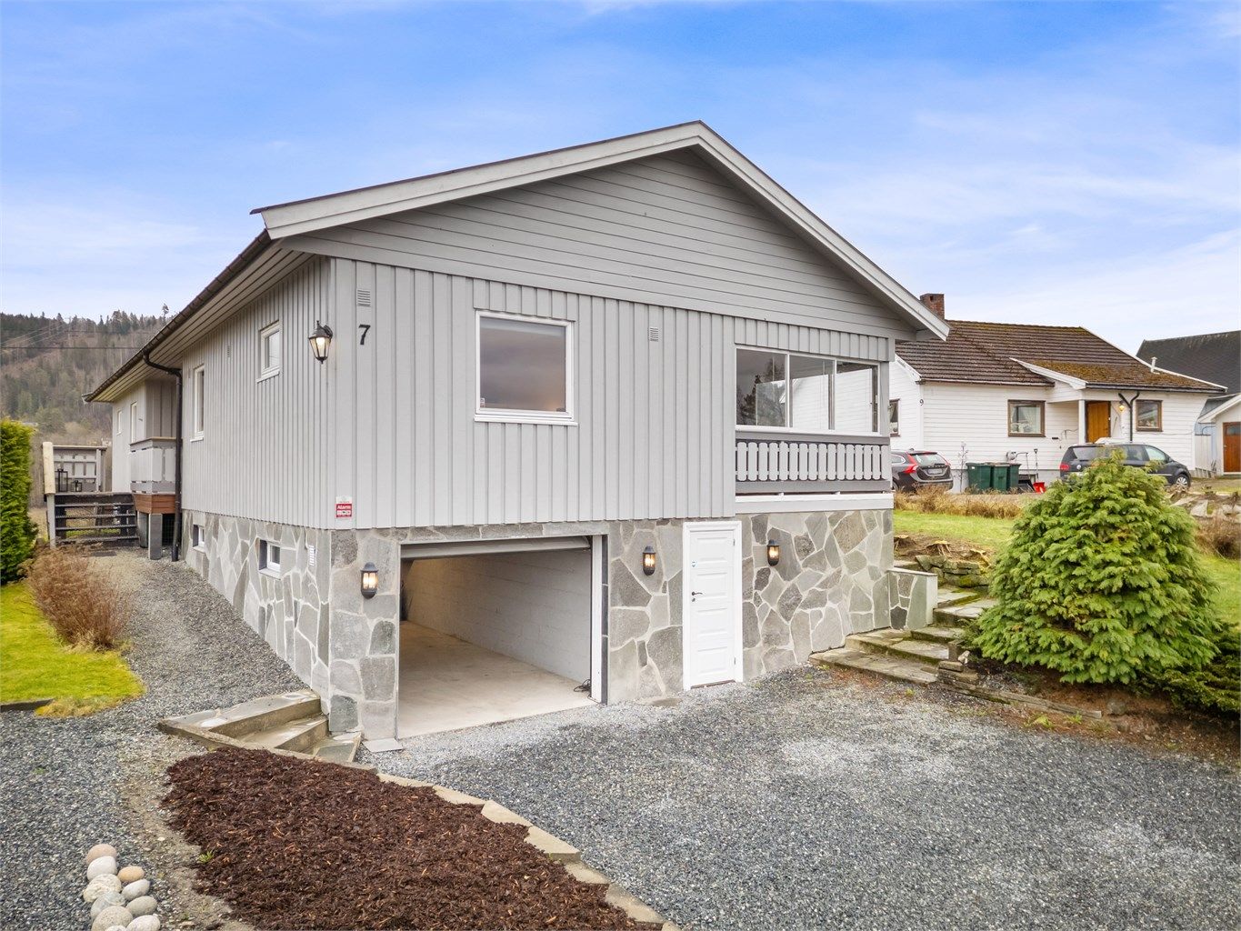 Utvendig adkomst til underetasjen som inneholder stort lagerrom med god plass til oppbevaring, samt en bod. Det er ikke etablert trapp mellom etasjene.