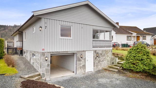 Utvendig adkomst til underetasjen som inneholder stort lagerrom med god plass til oppbevaring, samt en bod. Det er ikke etablert trapp mellom etasjene.