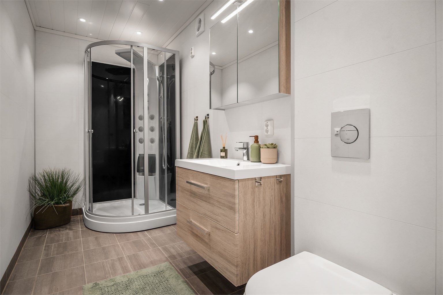 Badet i andre etasje ble oppgradert i 2020 og har gulvvarme, våtromsplater på vegg og dusjkabinett.