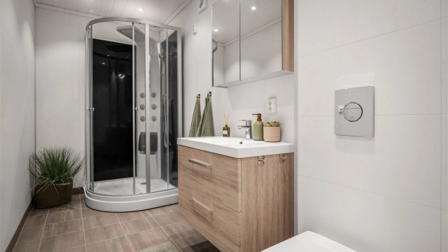 Badet i andre etasje ble oppgradert i 2020 og har gulvvarme, våtromsplater på vegg og dusjkabinett.
