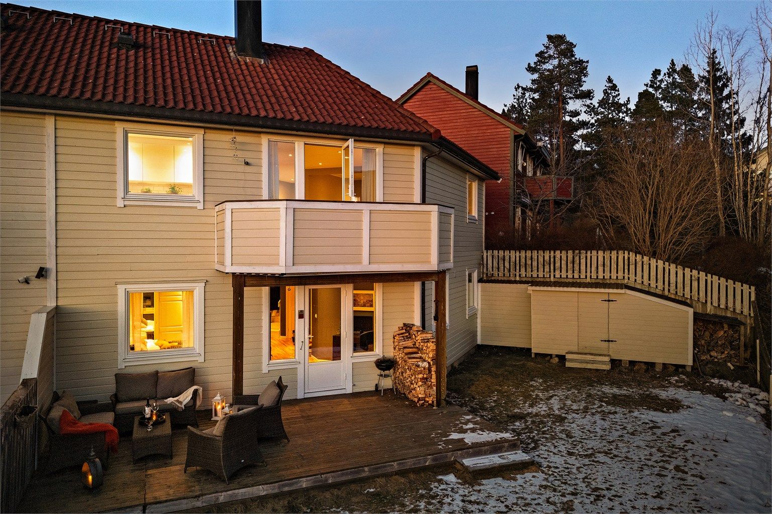 Usjenert terrasse og hage. Uteboden er revet i etterkant av bilde.