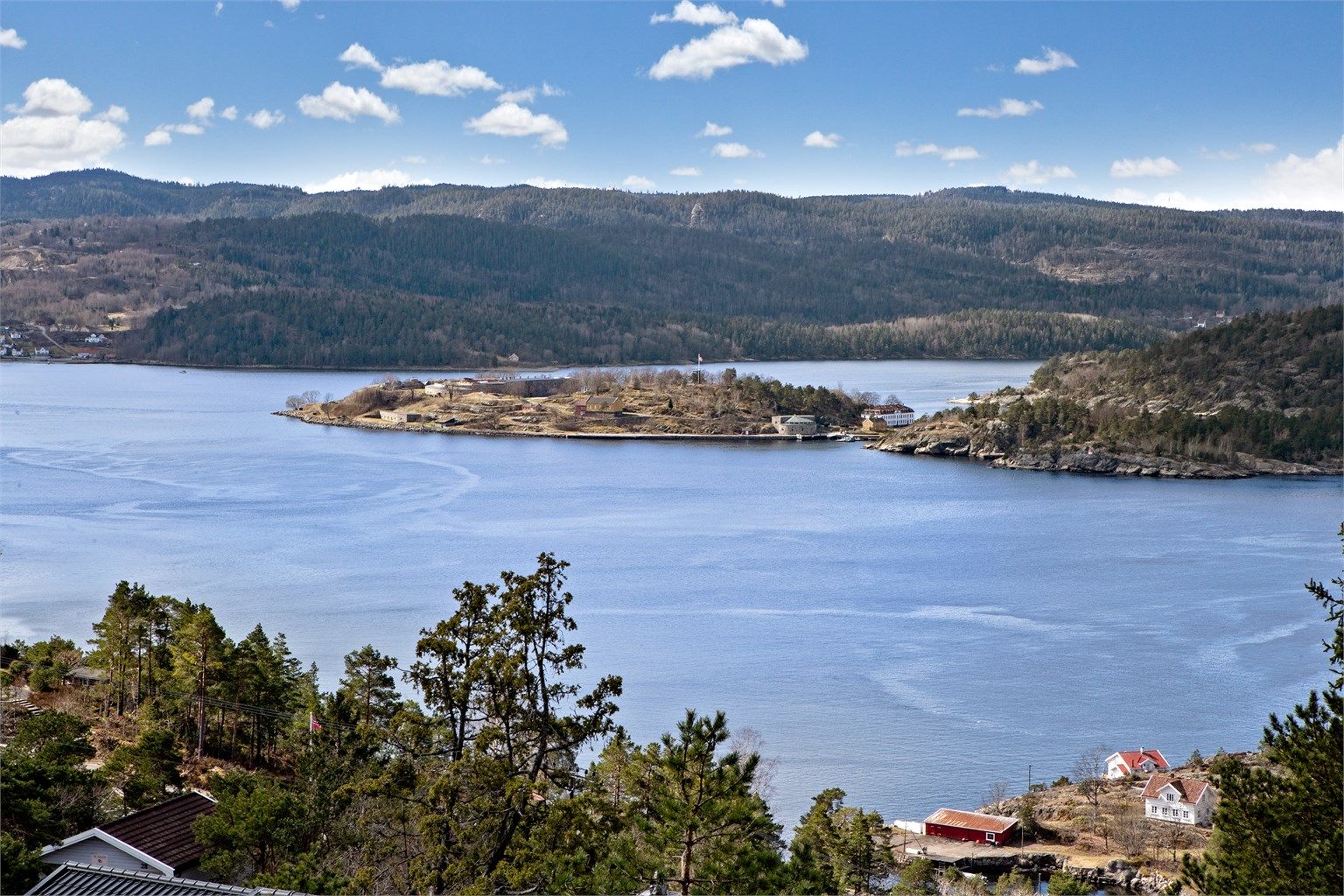 Fra eiendommen har man direkte utsyn mot historiske Oscarsborg Festning.