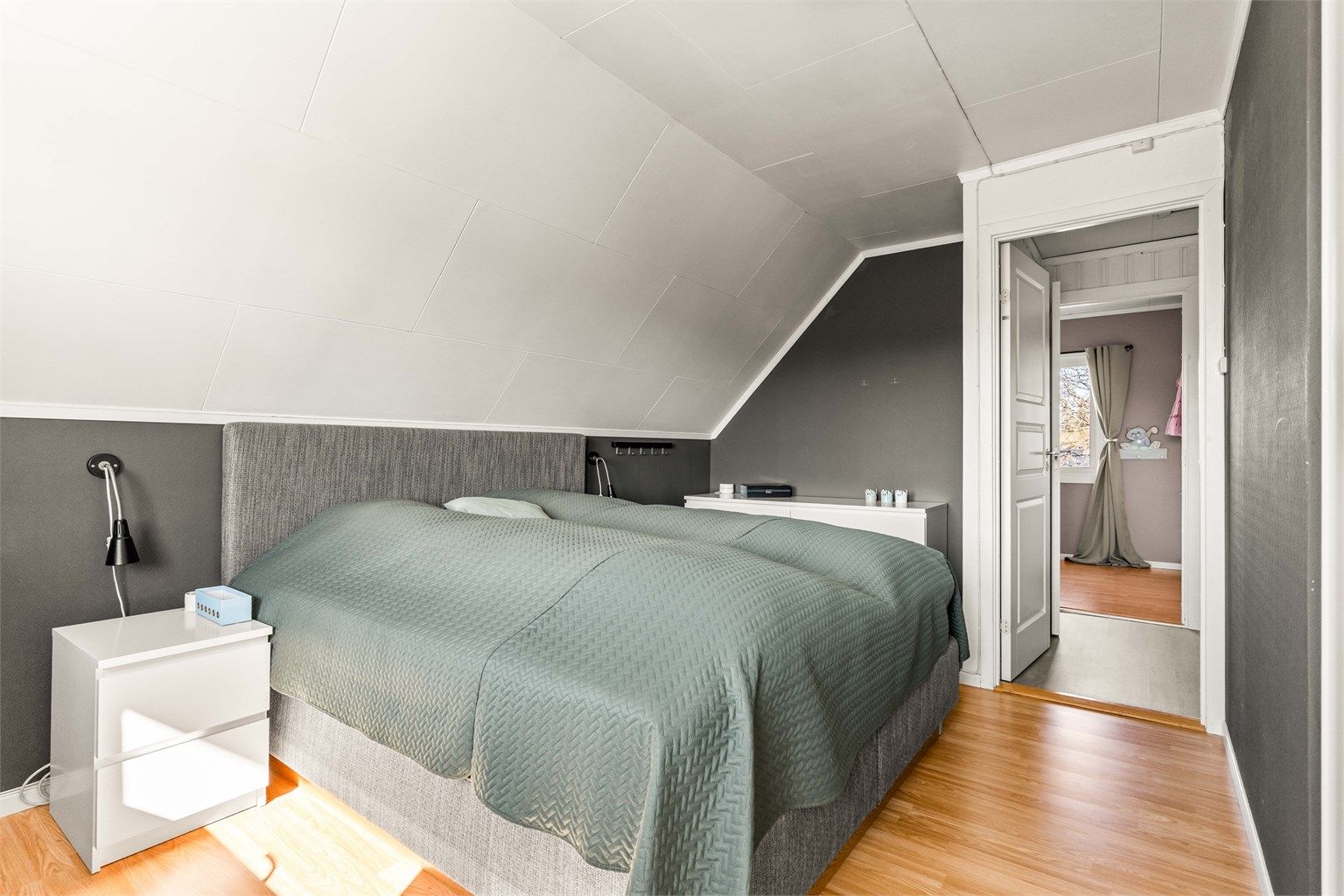 Rommet er utstyrt med en praktisk skyvedørsgarderobe for effektiv oppbevaring.