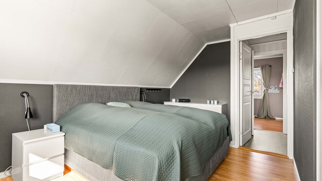 Rommet er utstyrt med en praktisk skyvedørsgarderobe for effektiv oppbevaring.