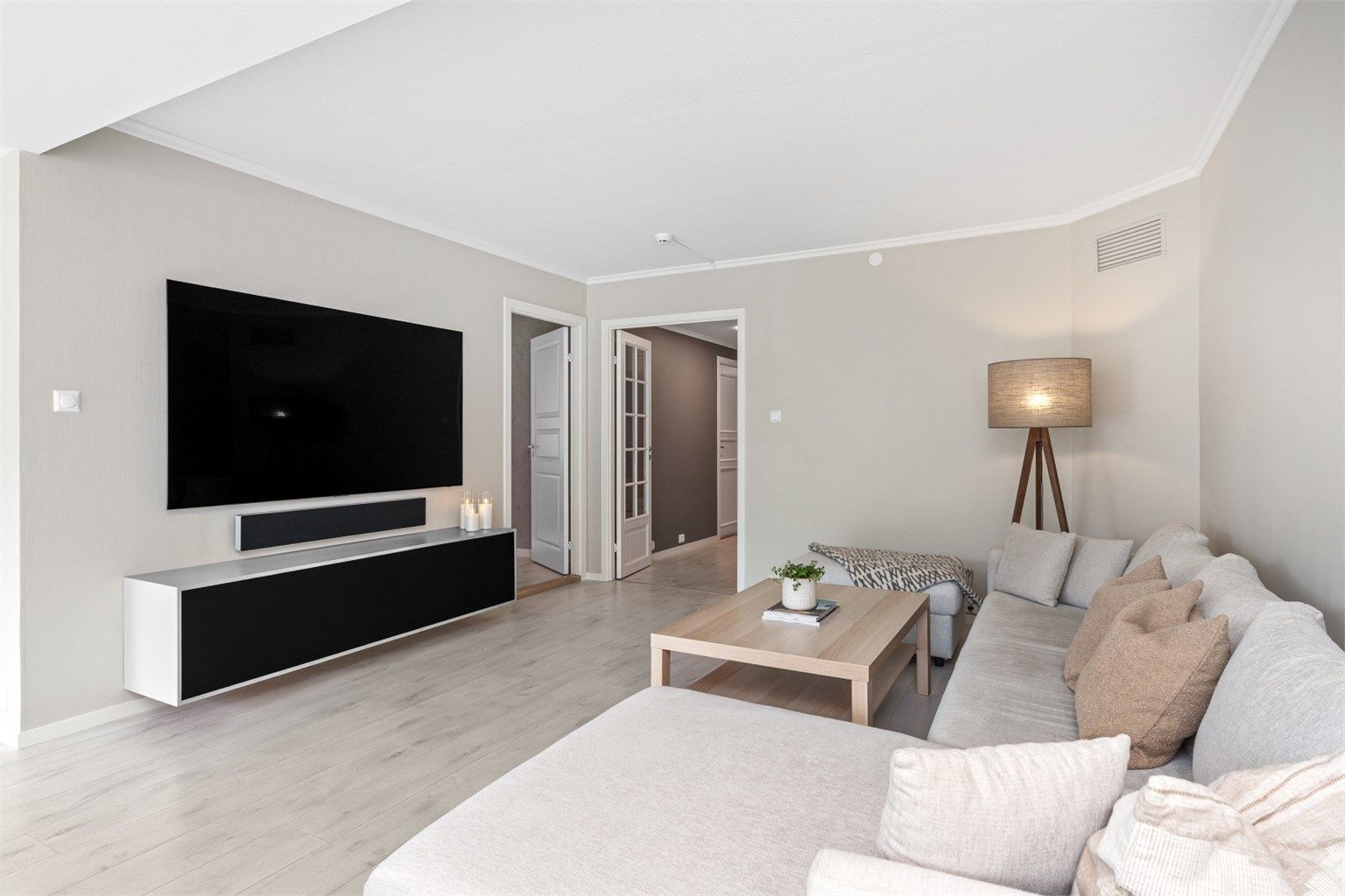 God plass til TV og sofa