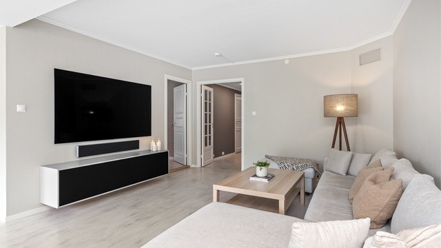 God plass til TV og sofa