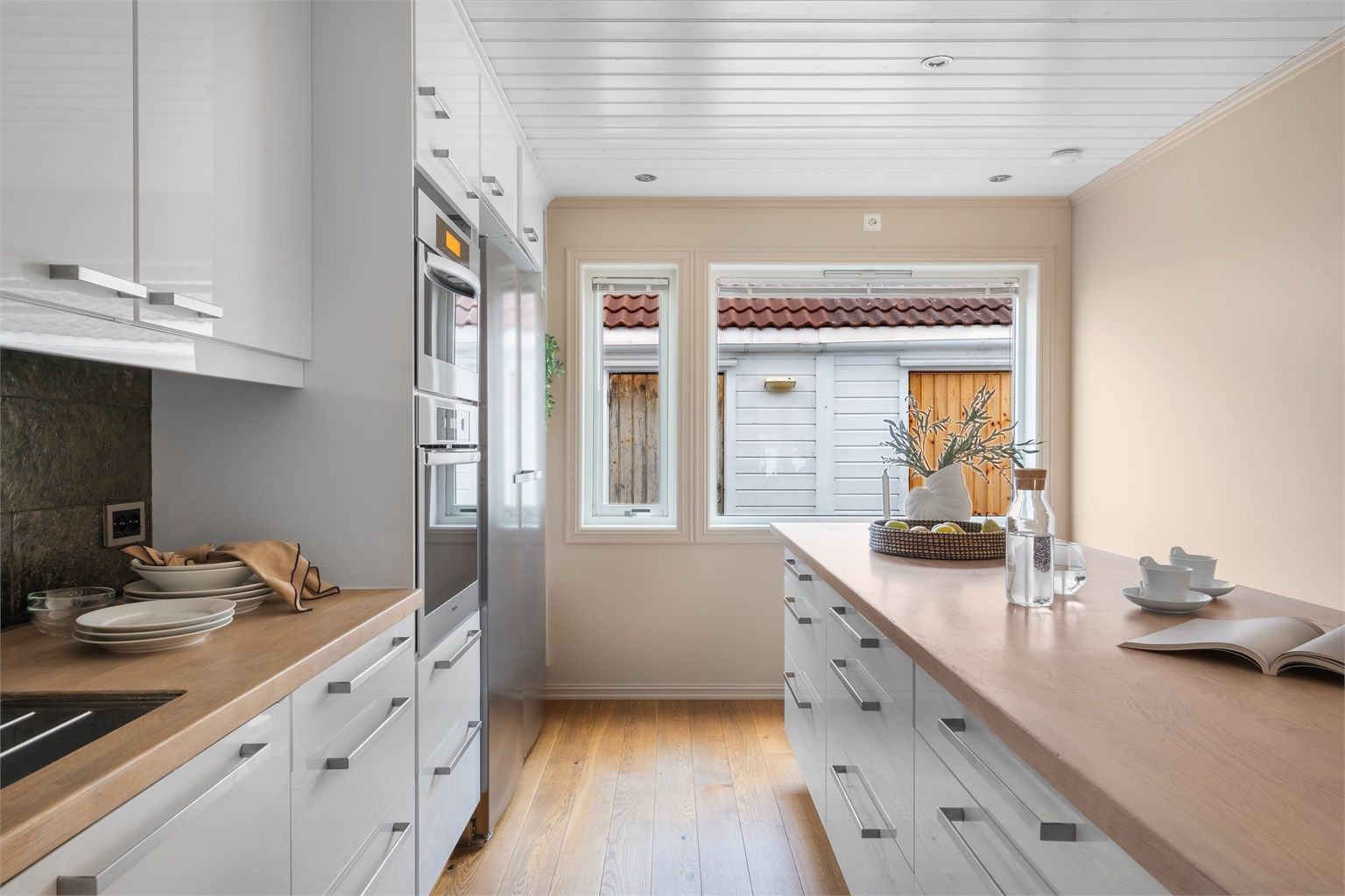  Det er meget bra med oppbevaring i skuffer og skap, god arbeidsplass på benk samt spiseplass på benk. Stort vindu over benk som gir godt lysinnslipp og utsikt mot inngangsparti. 