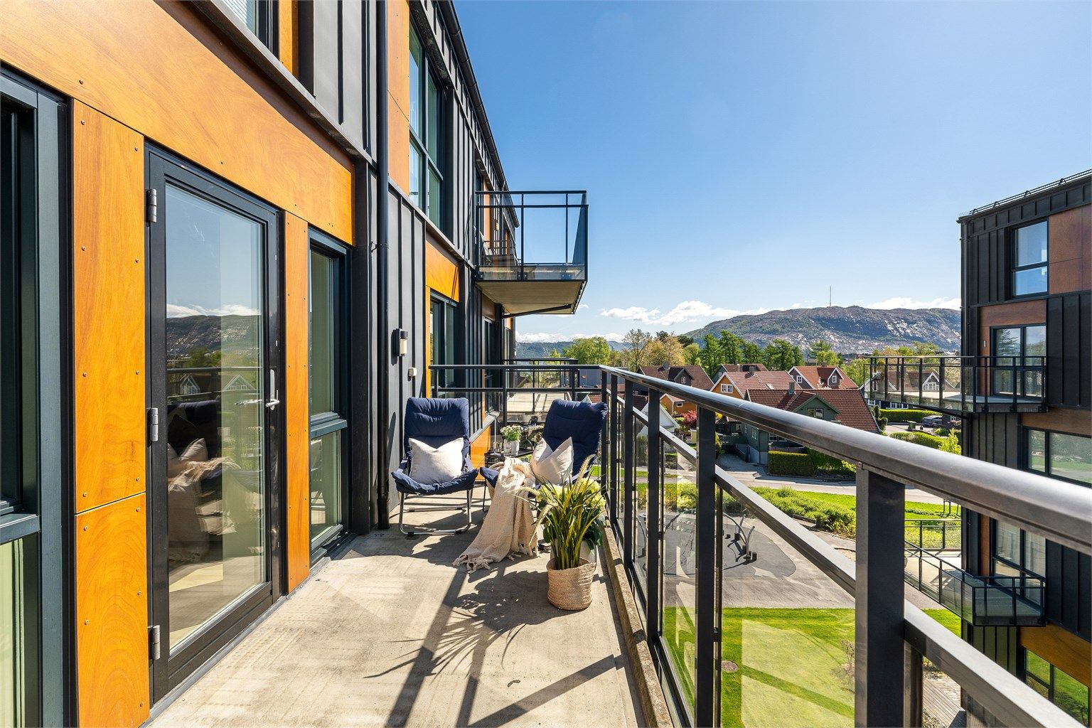 Velkommen til Langflåtveien 32A - en luftig leilighet i fjerde etasje med balkong vendt mot sør. 