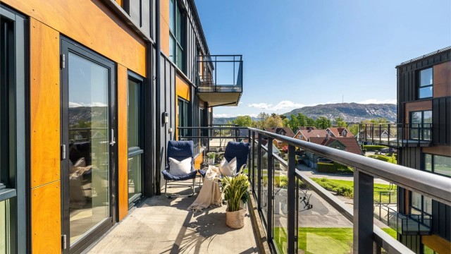 Velkommen til Langflåtveien 32A - en luftig leilighet i fjerde etasje med balkong vendt mot sør.