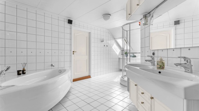 Hoved bad - Flist lagt med bad lyse fliser, takvindu og
dobbelt servant